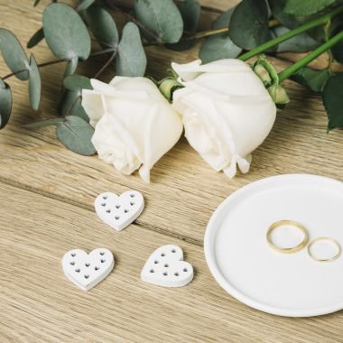 wedding-rings-with-flowers